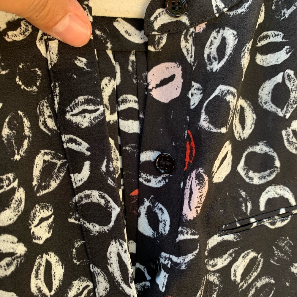 NYDJ lip print button silky long sleeve blouse top - Picture 4 of 13